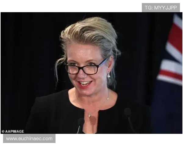 全北现代助教因拉眼角事件辞职曾遭禁赛五场引发种族歧视争议